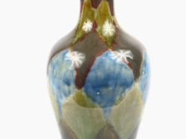 Vase balustre en porcelaine évoquant les pétales de lotus, décor lavan
