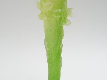 DAUM. Soliflore en pâte de verre, à décor jaune, vert et en relief de 