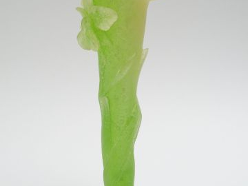 DAUM. Soliflore en pâte de verre, à décor jaune, vert et en relief de 