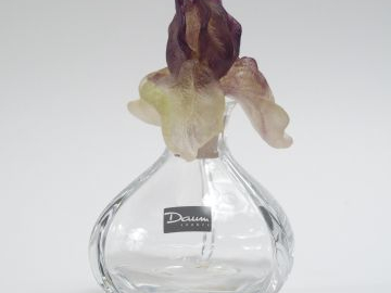 DAUM. Flacon en cristal et pâte de verre, bouchon en forme d’iris.  H.
