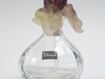 DAUM. Flacon en cristal et pâte de verre, bouchon en forme d’iris.  H.