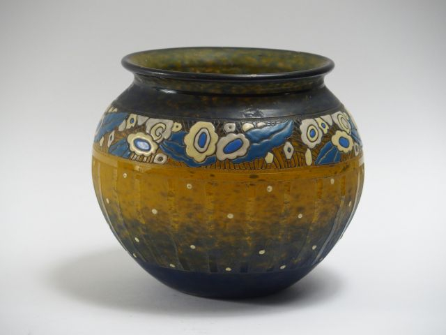 DELATTE. Vase en verre, à décor gravé et émaillé en jaune et bleu d’un