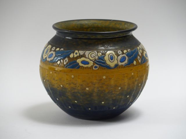 DELATTE. Vase en verre, à décor gravé et émaillé en jaune et bleu d’un