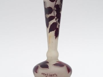 DELATTE. Soliflore en verre, décor de vigne vierge. H. : 21 cm. Signé.