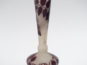 DELATTE. Soliflore en verre, décor de vigne vierge. H. : 21 cm. Signé.