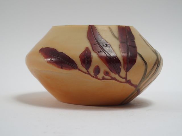 LEGRAS. Vase en verre, à décor de feuillage sur fond crème. H. : 10 cm