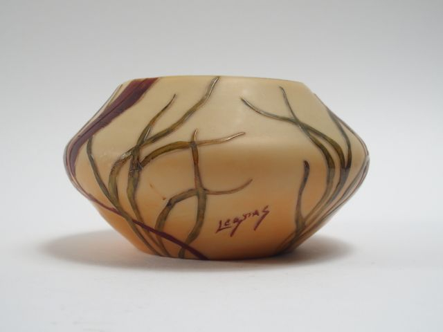 LEGRAS. Vase en verre, à décor de feuillage sur fond crème. H. : 10 cm