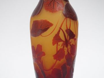 D’ARGENTAL. Vase en verre, à décor gravé en camée et à l'acide de capu