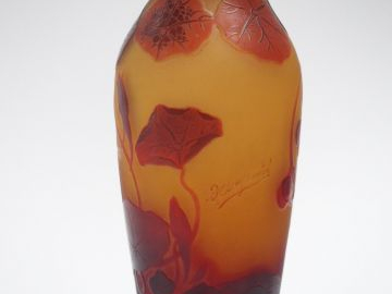 D’ARGENTAL. Vase en verre, à décor gravé en camée et à l'acide de capu
