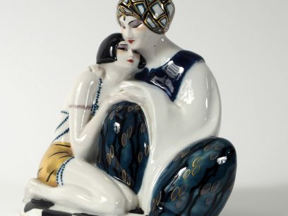 THARAUD. Groupe en porcelaine polychrome 'Couple Art déco'. H. : 21 cm