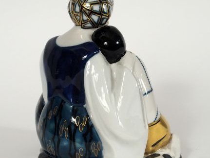 THARAUD. Groupe en porcelaine polychrome 'Couple Art déco'. H. : 21 cm