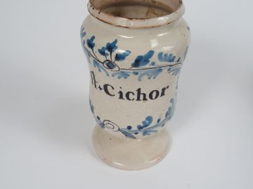 Pot de pharmacie fin XVIIIe - début XIXe en faïence. H. : 18 cm.