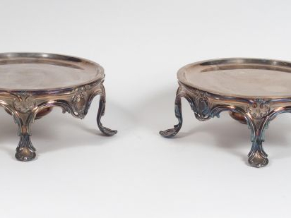 Paire de chauffe-plats de style Louis XV en bronze argenté, à décor de