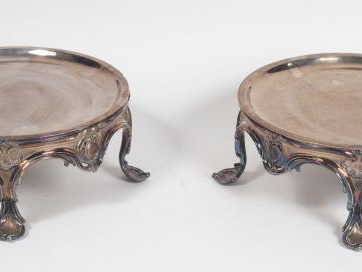Paire de chauffe-plats de style Louis XV en bronze argenté, à décor de