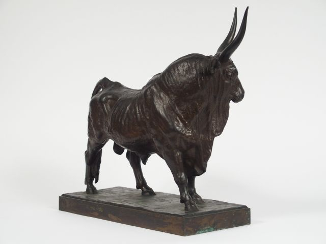 J. CLESINGER, "Le taureau romain". Sculpture en bronze à patine brune.