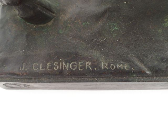 J. CLESINGER, "Le taureau romain". Sculpture en bronze à patine brune.