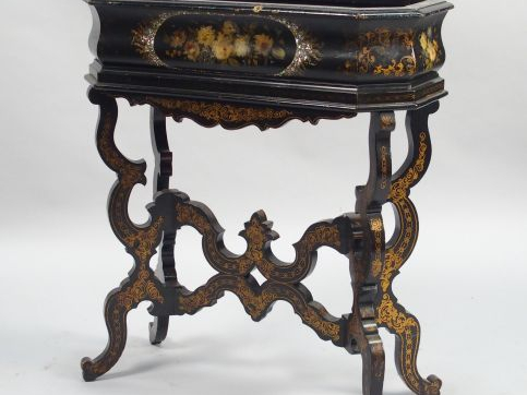 Jardinière Napoléon III en bois noirci réhaussé d'or incrusté de burgo