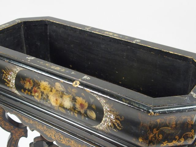 Jardinière Napoléon III en bois noirci réhaussé d'or incrusté de burgo