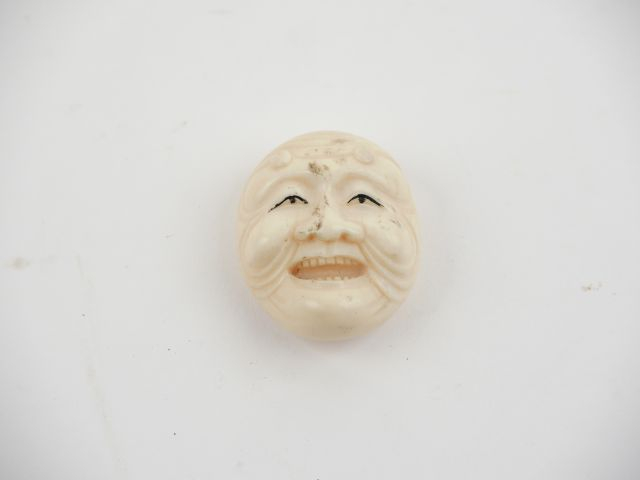 Netsuké en ivoire du Japon fin XIXème début XXème figurant un masque d