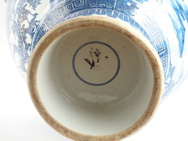 Grand vase de forme balustre, décor en bleu de daims sous des pins de 