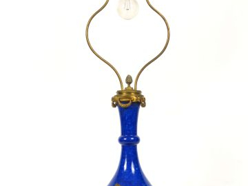 Lampe XIXème de style Louis XVI en porcelaine bleu moucheté, monture e