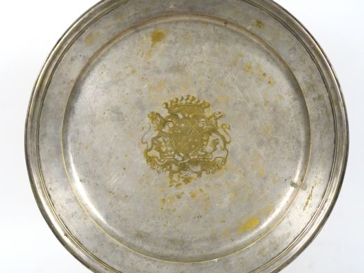 Grand plat cardinal armorié  XVIIème en métal argenté (légèrement désa
