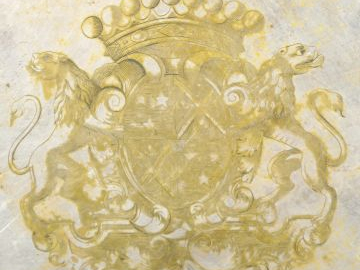 Grand plat cardinal armorié  XVIIème en métal argenté (légèrement désa
