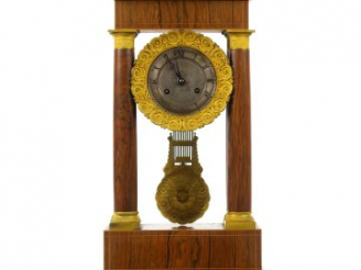 Vente aux enchères Pendule portique Restauration en marqueterie.  H. 50,5 cm