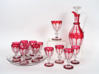 Vente aux enchères Partie de service de verres en cristal bicolore (égrenure au plateau)