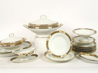 Vente aux enchères Partie de service de table en porcelaine, à décor de guirlandes et de 