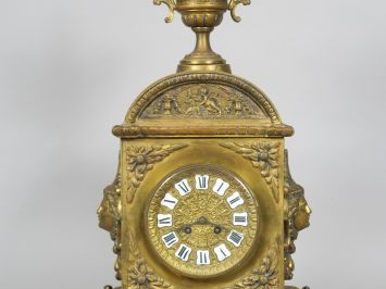 Pendule borne de style Louis XIV en bronze, à décor de masques, de vas