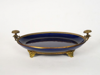 Vente aux enchères Coupe ovale de style Louis XVI en porcelaine bleu de four, monture en 