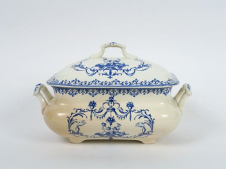 Vente aux enchères Jean VIEILLARD. Soupière en faïence , décor "Moustiers"  (fel de cuiss