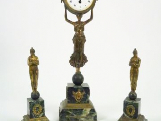 Vente aux enchères 	Garniture de style Empire en bronze et marbre vert de mer, à décor de