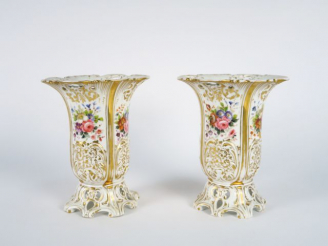 Vente aux enchères Paire de vases cornet Restauration en porcelaine de Paris, décor polyc