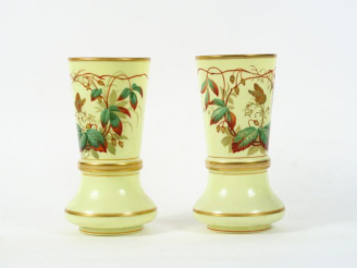 Vente aux enchères Paire de vases Napoléon III en opaline jaune jonquille, à décor polych