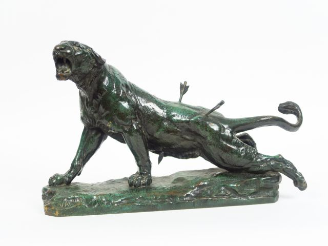 VALTON "Panthère blessée". Sculpture en bronze à patine verte, signée.