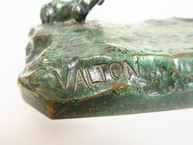 VALTON "Panthère blessée". Sculpture en bronze à patine verte, signée.