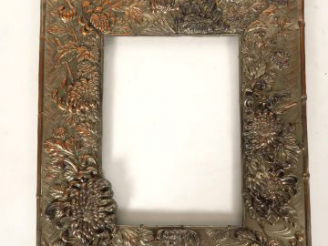Vente aux enchères Cadre Art Nouveau d'esprit japonisant en métal argenté, à décor de fle
