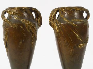 A. MARIONNET. Paire de vases 1900 en bronze à patine médaille et dorée