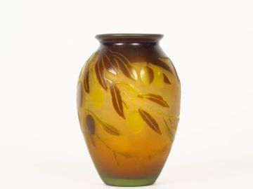 GALLE. Petit vase en verre, à décor gravé en camée et à l'acide de bra