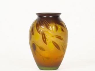 Vente aux enchères GALLE. Petit vase en verre, à décor gravé en camée et à l'acide de bra