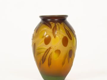 GALLE. Petit vase en verre, à décor gravé en camée et à l'acide de bra