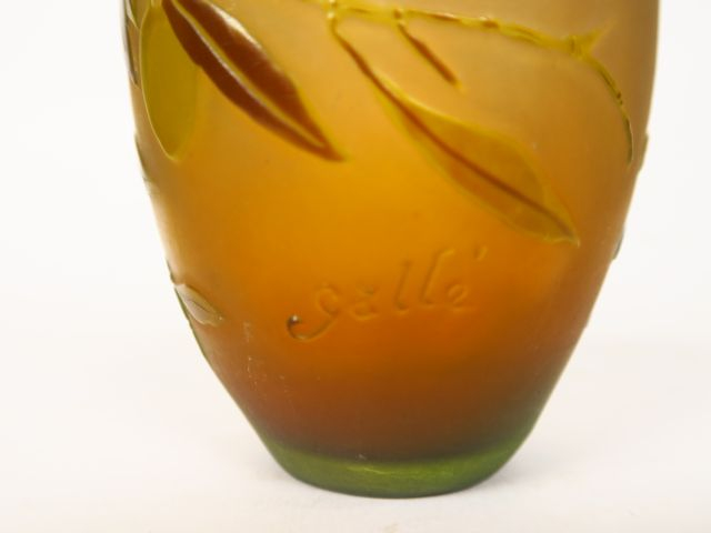 GALLE. Petit vase en verre, à décor gravé en camée et à l'acide de bra