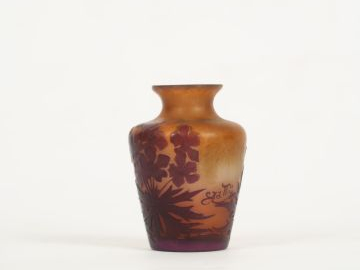 GALLE. Petit vase en verre à décor gravé en camée et à l'acide de fleu