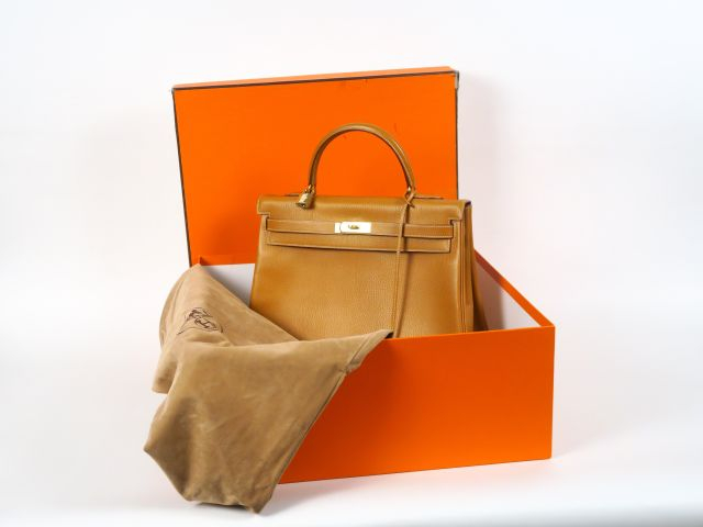 HERMES. Sac Kelly en cuir gold avec sa boite et son étui. L. 35 cm