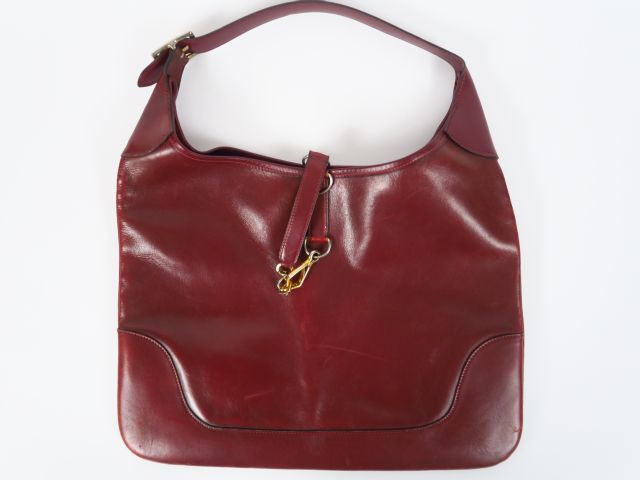 HERMES. Besace "Trim" en cuir bordeau (état d'usage).