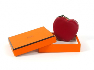 Vente aux enchères HERMES. Porte-monnaie "Pomme" en cuir rouge, avec sa boite.