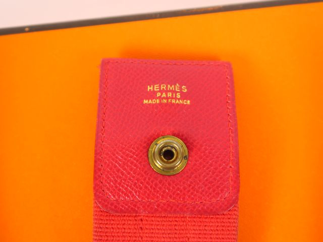 HERMES. Besace "Tsako" en cuir rouge avec sa boite (état d'usage)