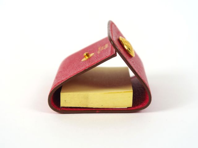 HERMES. Etui à post-it en cuir rouge